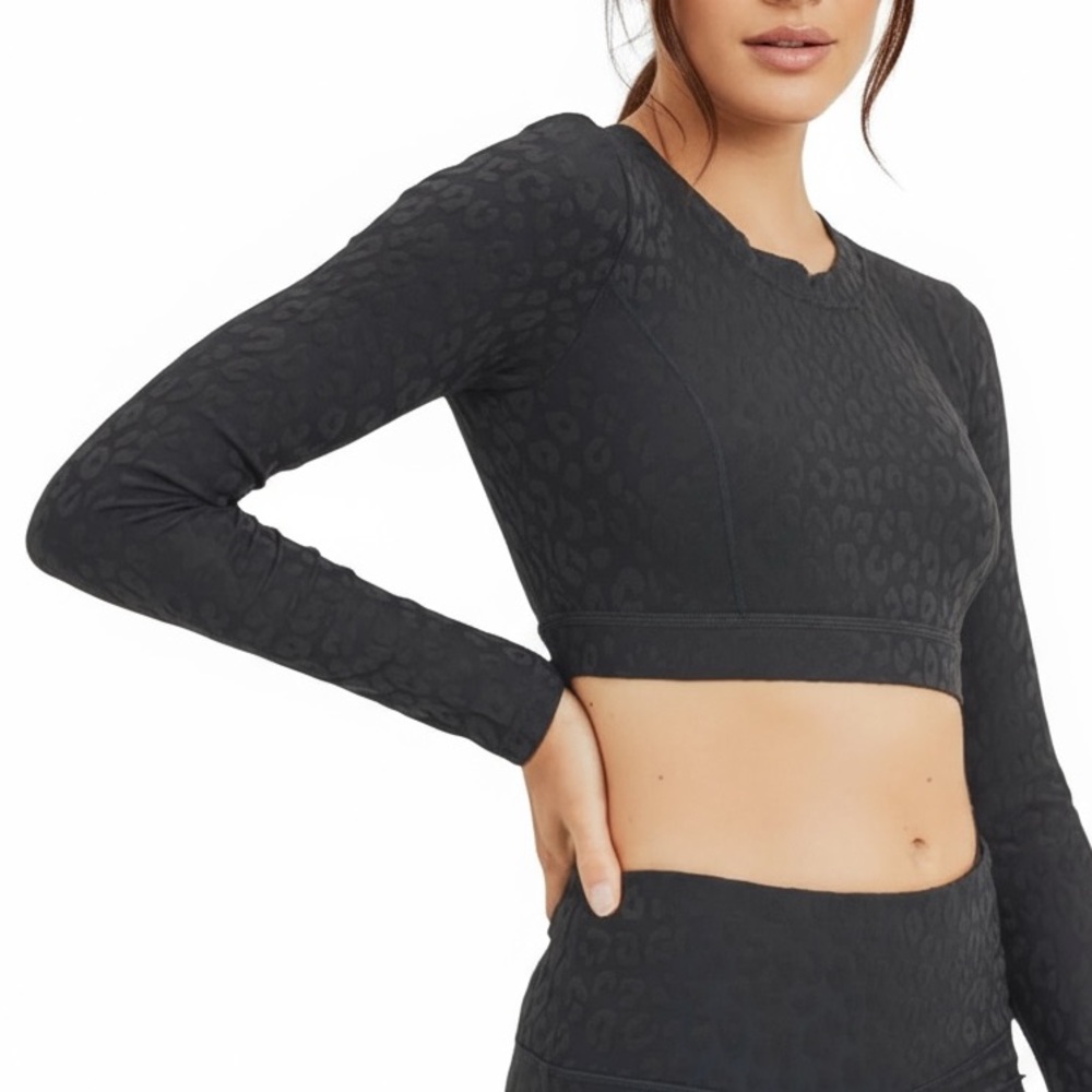 Mono B women’s workout Black Textured Leopard Peekaboo Top
